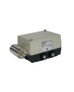 Spiegelheizung für Verkehrsspiegel im Aluminiumgehäuse, seitliche Ansicht mit sichtbar montierter Rohraufnahme